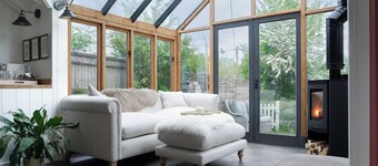 Pretty Riverside Cottage, Petworth
Two Bedrooms, Sleeps 3. Dogs Welcome