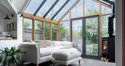 Pretty Riverside Cottage, Petworth
Two Bedrooms, Sleeps 3. Dogs Welcome