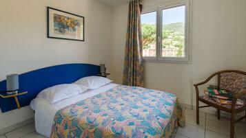 1 slaapkamer, een strijkplank/strijkijzer