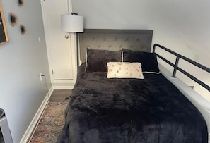 2 slaapkamers, een strijkplank/strijkijzer, gratis wifi, beddengoed