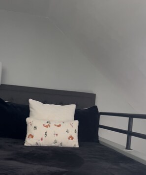 2 عدّة غرف نوم ومكواة/لوح كي وواي فاي مجانًا وملاءات أسرّة