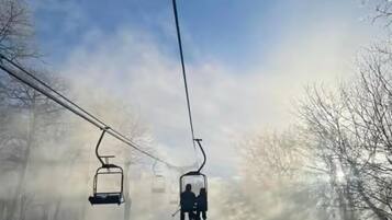 Een skilift in een besneeuwd landschap met heldere lucht.