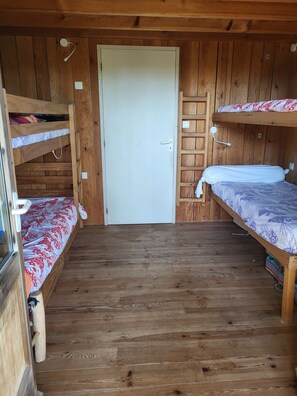 5 bedrooms, iron/ironing board, WiFi