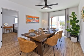 Dining - Flaming Bronco - Mid Century Cowboy Oasis - 3 bed 2 bath, VIEWS City ID 018522 (Palm Springs)