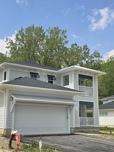 Relax house a few minutes from Port Stanley beach, with hot tub and game room