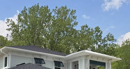 Relax house a few minutes from Port Stanley beach, with hot tub and game room