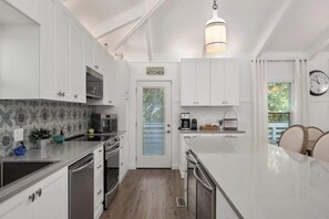 Jääkaappi, mikroaaltouuni, uuni, liesi