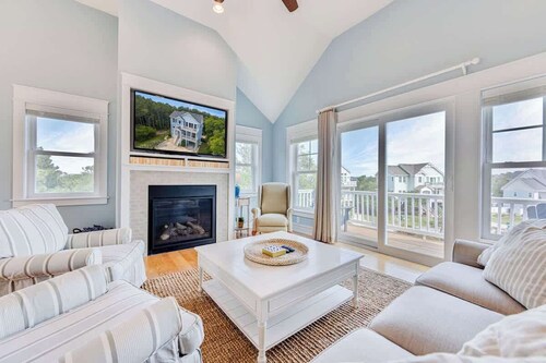 Saltwater Pool, EV Charger, and Walk to Beach!