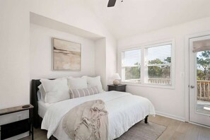 6 bedrooms, iron/ironing board, travel crib, WiFi - Private Pool, Hot Tub & 6Min Walk to Beach! (Corolla)