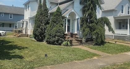 Charming 2-bedroom apartment with WiFi, AC in Sandusky