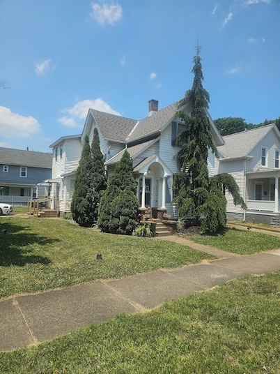 Charming 2-bedroom apartment with WiFi, AC in Sandusky