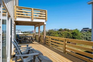 Outdoor dining - 2Min Walk to Beach - Pool, Hot Tub, Ocean Views (Corolla)