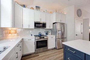 Jääkaappi, mikroaaltouuni, uuni, liesi