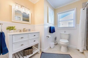 Douche, sèche-cheveux, serviettes fournies, savon