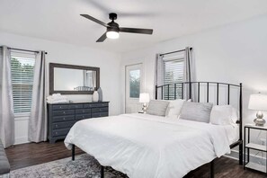 4 bedrooms, iron/ironing board, travel cot, WiFi - Flexible Stays & Hot Tub! (Kill Devil Hills)