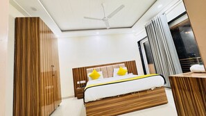 Escritorio, espacio para trabajar con laptop y wifi gratis 