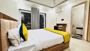 Desk, laptop workspace, free WiFi - Sky Hotel (Gurugram)