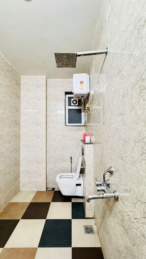 Shower, free toiletries, hair dryer, towels - Sky Hotel (Gurugram)
