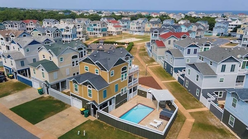 Dog Friendly Gorgeous Corolla Home Pool & Hot Tub