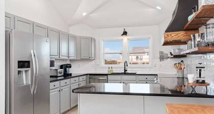 Heated Pool, Hot Tub, 5 Min Walk to Beach