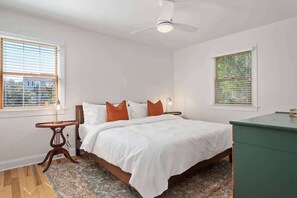 4 habitaciones, escritorio y tabla de planchar con plancha 