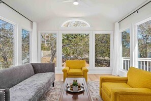 TV, books, offices - Saltwater Pool | Hot Tub | 8Min Walk to Beach (Duck)