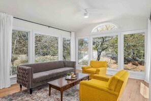 Televisión, libros y oficina 