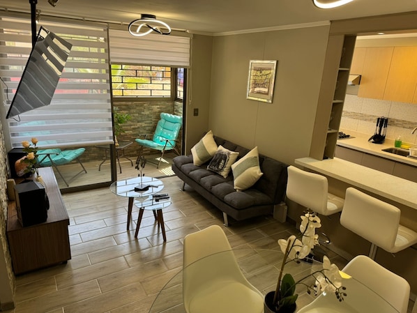 Una Smart TV, un reproductor estéreo