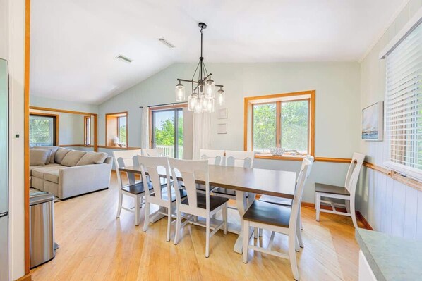 Dining - Pool, Hot Tub, Quick Walk to the Beach, EV Charger (Corolla)