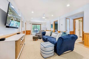 Télévision, baby-foot, espaces bureaux