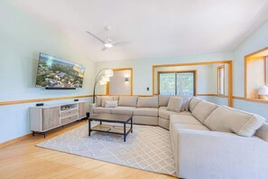 Televisión, futbolito, oficina