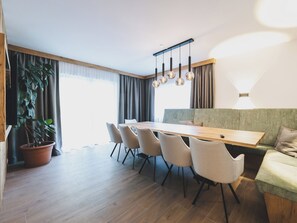 Premium-Chalet, Bergblick | Essbereich im Zimmer
