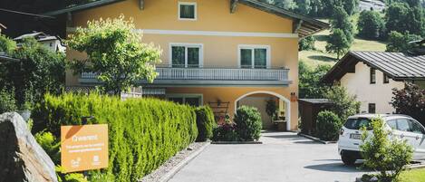 Vista frontal de la propiedad