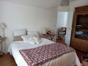 3 chambres, fer et planche à repasser, Wi-Fi, draps fournis