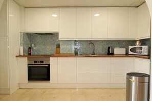 Fridge, microwave, oven, coffee/tea maker