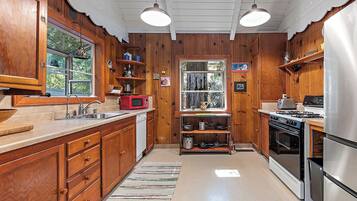 Mikrovågsugn, ugn, spishäll och diskmaskin