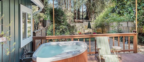 Outdoor spa tub