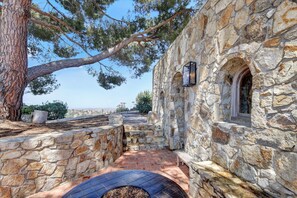Terrace/patio - Casa Grotto, 1 Bed Stone Cave Cottage, Panoramic Ocean View, Stone Shower, & Gym (San Marcos)