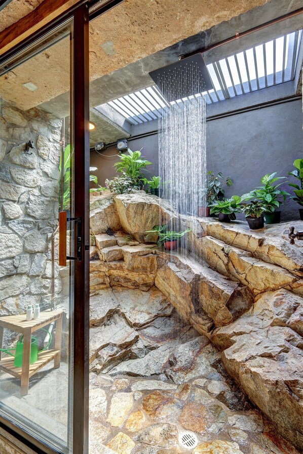 Interior - Casa Grotto, 1 Bed Stone Cave Cottage, Panoramic Ocean View, Stone Shower, & Gym (San Marcos)