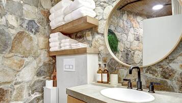 Een douche, een haardroger, handdoeken, zeep