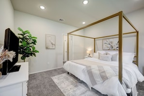 4 bedrooms, in-room safe, desk, iron/ironing board - 4BR house in Montgomery w/ WiFi, AC, Backyard 10 mins Lake Conroe, Sleeps 13 (Montgomery)