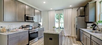 4BR house in Montgomery w/ WiFi, AC, 10 mins Lake Conroe, Sleeps 12