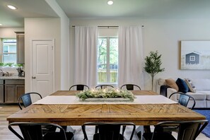 Dining - 4BR house in Montgomery w/ WiFi, AC, Backyard 10 mins Lake Conroe, Sleeps 13 (Montgomery)