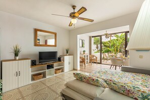Living area - Ace of Homes - Golden Fairway Stay (Amarilla Golf)