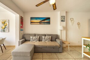 Living area - Ace of Homes - Golden Fairway Stay (Amarilla Golf)