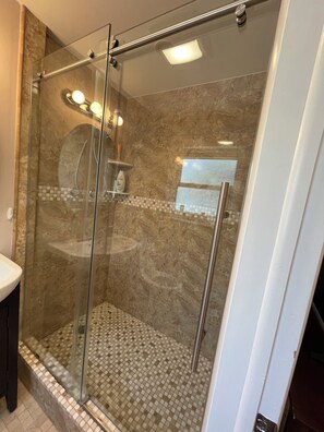 Douche, sèche-cheveux, serviettes fournies
