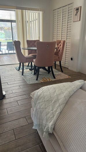 3 slaapkamers, een strijkplank/strijkijzer, wifi, beddengoed