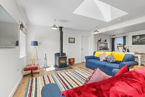 Smart TV, fireplace