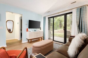 TV - Retro 1BR Condo w/ Beach Access + Parking | Near TC (Williamsburg)