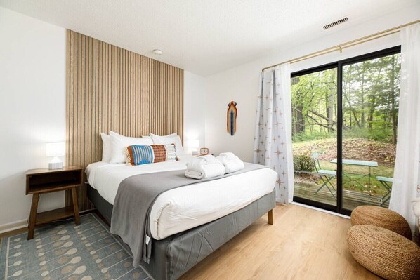 1 bedroom, desk, iron/ironing board, free WiFi - Retro 1BR Condo w/ Beach Access + Parking | Near TC (Williamsburg)